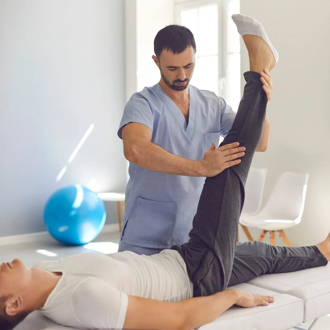 Knee pain assessment at Vedara Care JVC Dubai physiotherapy clinic